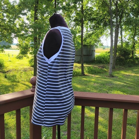 Ladies Black White Striped Sleeveless Blouse Top sz Med - Picture 4 of 14